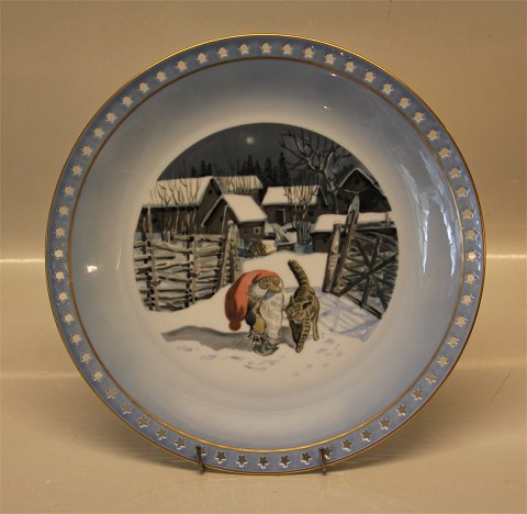 Wiberg B&G 624 - 3610Christmas Pattern  1 510 626 Dish 26 cm Pixie and cat 
outiside the fence
