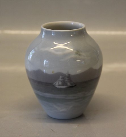 B&G Porcelain B&G 6867-12 Vase with sailship marine 8.5 cm 

