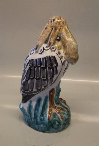 Knud Kyhn Dansk Stentøj Fuglefigur af lertøj / stentøj i form af pelikan. 
Dekoreret med farverige glasurer. Signeret med KK monogram, 1935. 29 cm høj