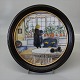 Kongelig Dansk Rund Carl Larsson porcelænsplatte"Blomstervinduet" fra 1895 Motiv 
1 fra serien Familiebilleder i træramme 26 cm
