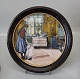 "Køkkenet fra 1896 Motiv 3. Kongelig Dansk  Rund Carl Larsson porcelænsplatte i 
træramme 26 cm
