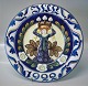 1922 Den kongelige porcelænsfabriks Store Juleplatter af Fajance fra Aluminia 
1224-1124 Julerelief 1922 Engel med krans med tre lys R. Harboe 31 cm
