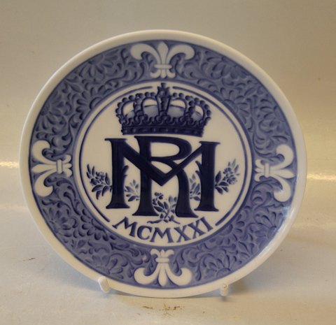 #200 RCM Royal Copenhagen Collector Plate The wedding of Princess Margrethe of 
Denmark to Prince René of Bourbon Parma. Crowned initials MR and the year 
MCMXXI.
