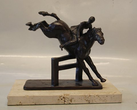 Rider and horse in bronze on marble base  12.5 x 22 cm H: 19 cm  Show Jumper