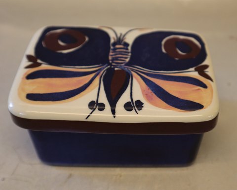 131-2823 Tenera dåse design Ingv. O 1958 Dekoreret med sommerfugl Inge-Lise 
Koefoed 
 Aluminia kunstfajance