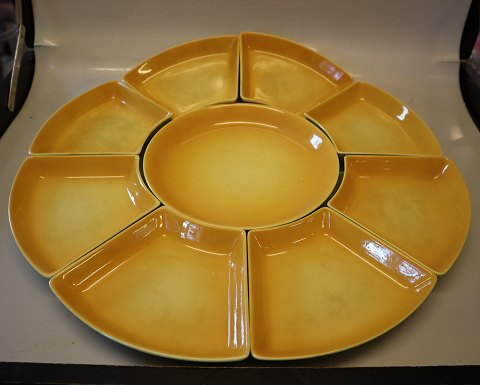 Cabaret set - Round bowl 20 cm + 8 asiets 16.5 x 13 cm (Trace of age and use + 
one small chip) Susanne Yellow Aluminia Faience