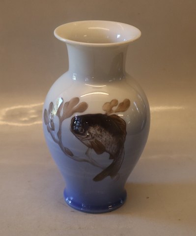 2435-2665 Kgl. Vase med fisk og tang 17.7 cm Kongelig Dansk