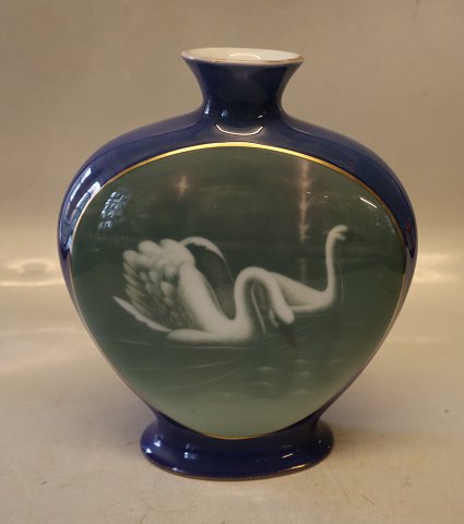 Green Art Nouveau vase with swans 20 x 18 cm Militaria Fraureuth porcelain WW 1.