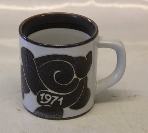 Small 1971 Hans Andersen	 Royal Copenhagen Faience Annual mugs  7.5 x 6,7 cm cm  