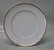 026 Frokosttallerken 21,5 cm (326) B&G Menuet: Hvidt porcelæn, takket guldkant, 
hvid, form 601 Bing & Grøndahl 
